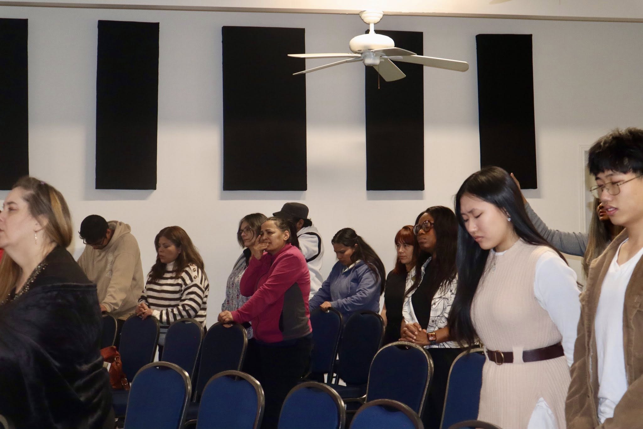 Membres de l'Église Présence de Dieu réunis — communion et accueil